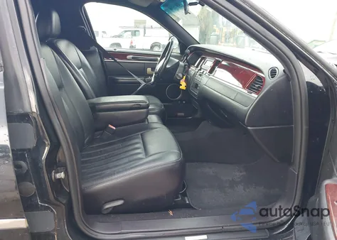 2004 Lincoln Town Car Executive z USA, uszkodzony, nr VIN 1L1FM81W54Y646963